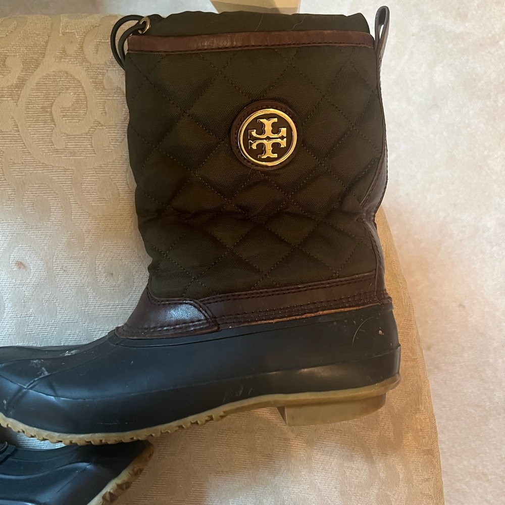 Tory Burch quilted duck boot 8 - Picture 3 of 6